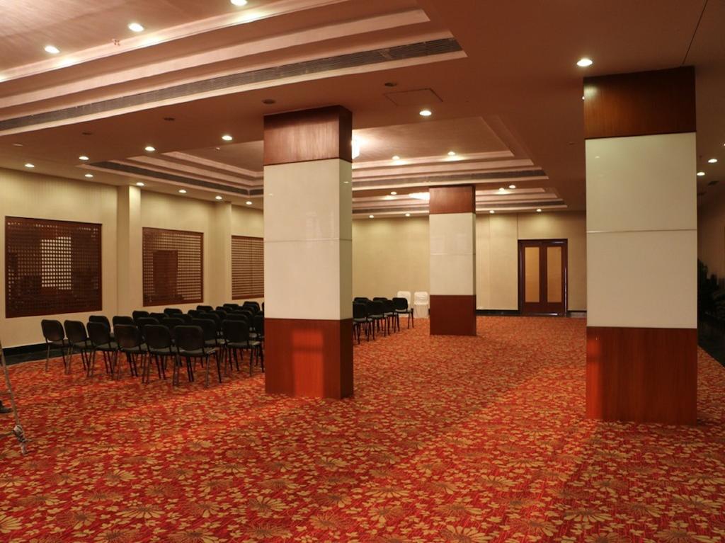 Отель Ramada Jamshedpur Bistupur Экстерьер фото