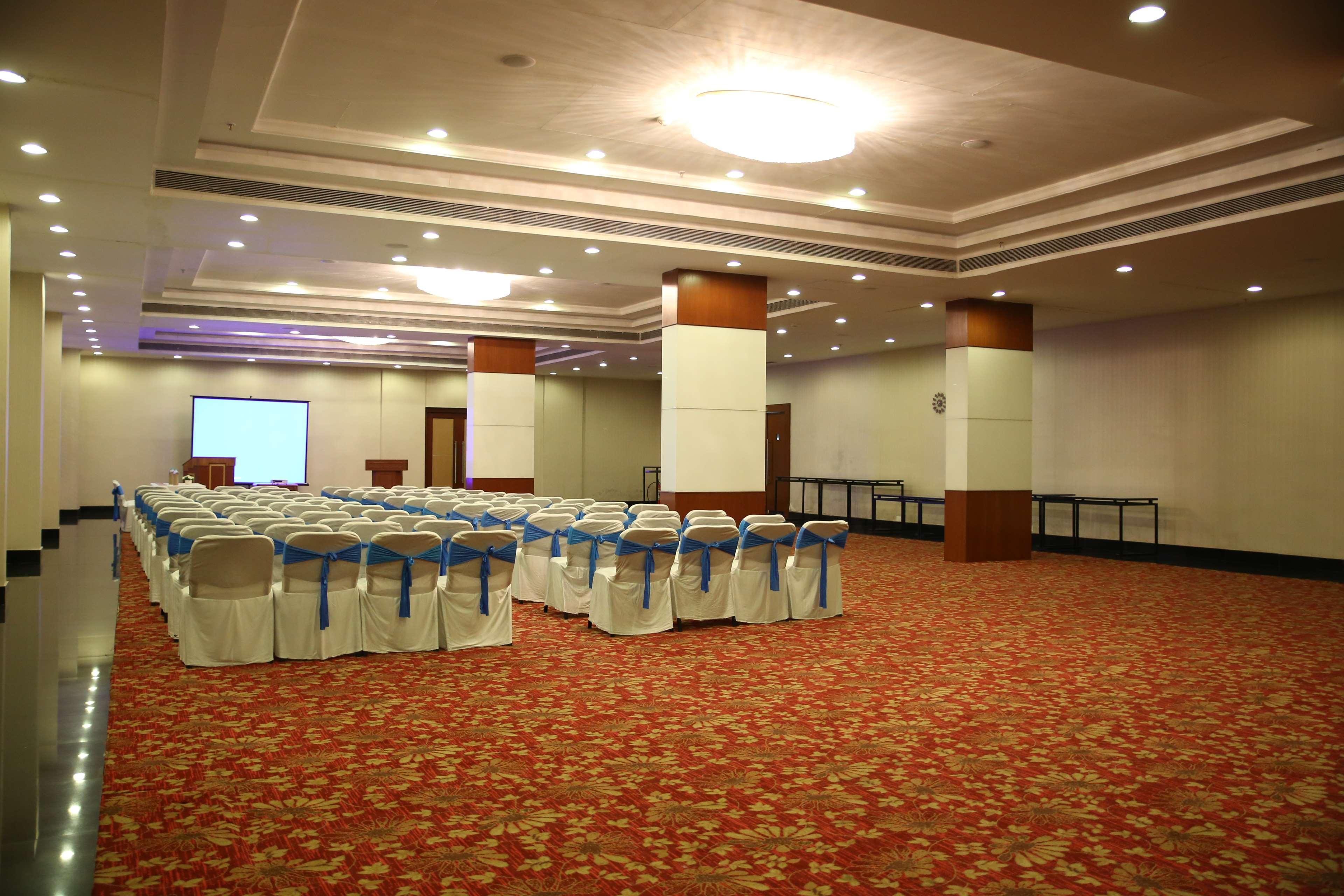 Отель Ramada Jamshedpur Bistupur Экстерьер фото